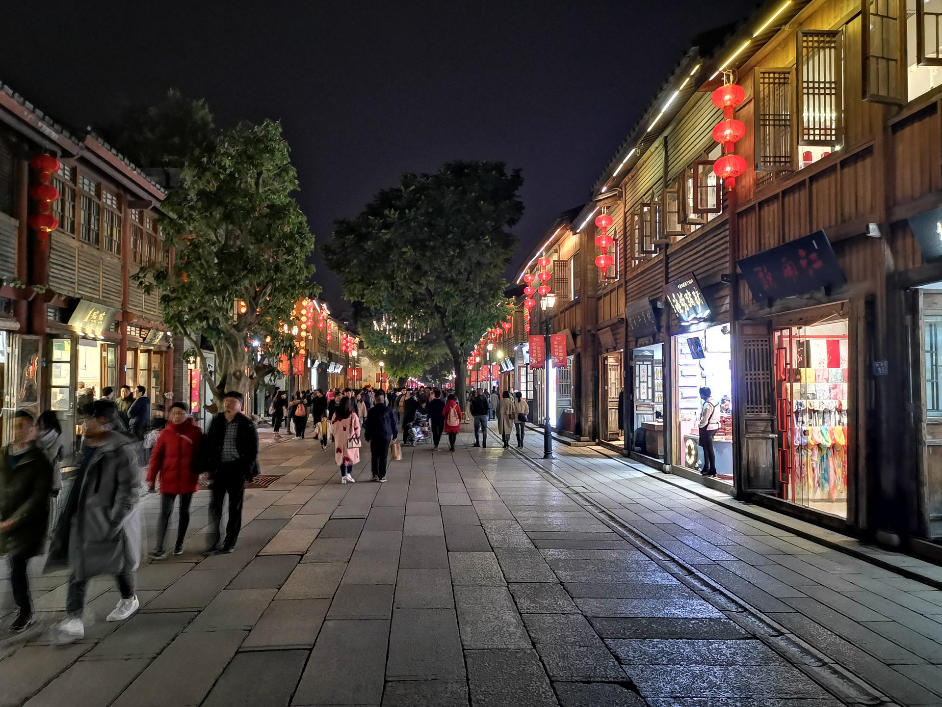 Night view of the main street of Sanfang Qixiang historic district in Fuzhou, wooden townhouses and red lanterns — Photo: Lennartbj / CC BY-SA 4.0 via Wikimedia Commons