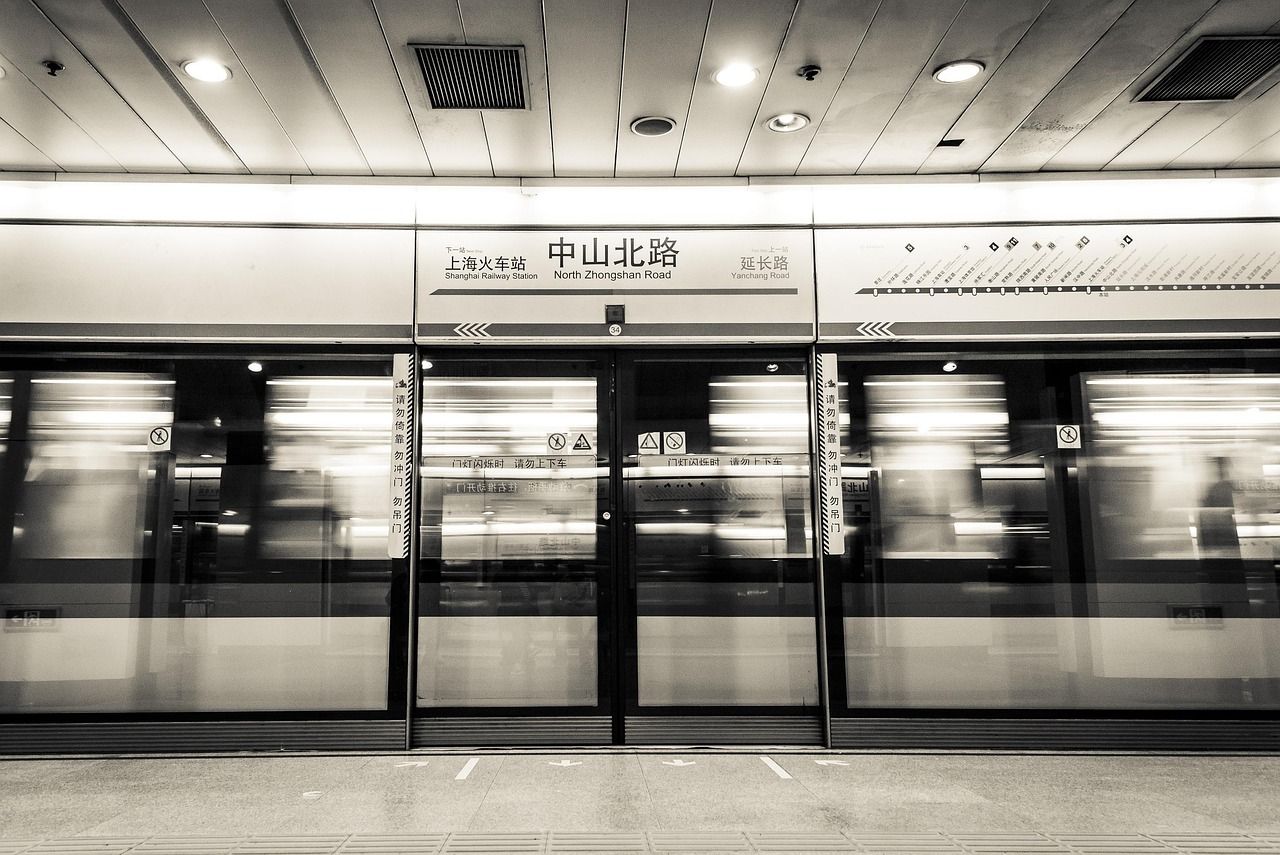 A Shanghai metro platform — Line 4 or 9 gets you to the market