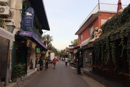 A Beijing hutong lane in the evening lined with small bars and shops, Wudaoying — Photo: Andrzej Otrębski / CC BY-SA 4.0 via Wikimedia Commons