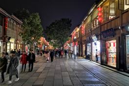 Night view of the main street of Sanfang Qixiang historic district in Fuzhou, wooden townhouses and red lanterns — Photo: Lennartbj / CC BY-SA 4.0 via Wikimedia Commons