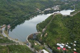 Aerial view of the Great Wall running down a ridge into the Huanghuacheng reservoir — Photo: Charlie fong / CC BY-SA 4.0 via Wikimedia Commons