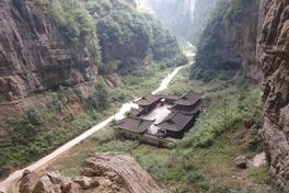 Limestone gorge of the Three Natural Bridges karst area at Wulong, Chongqing, with the Tianfu Post Station inn on the valley floor — Photo: RoyalCathayan / CC BY-SA 4.0 via Wikimedia Commons